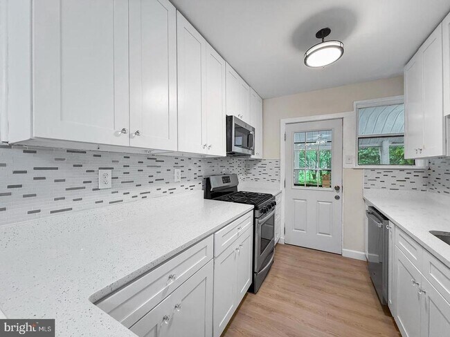 Building Photo - 7905 Greenleaf Rd