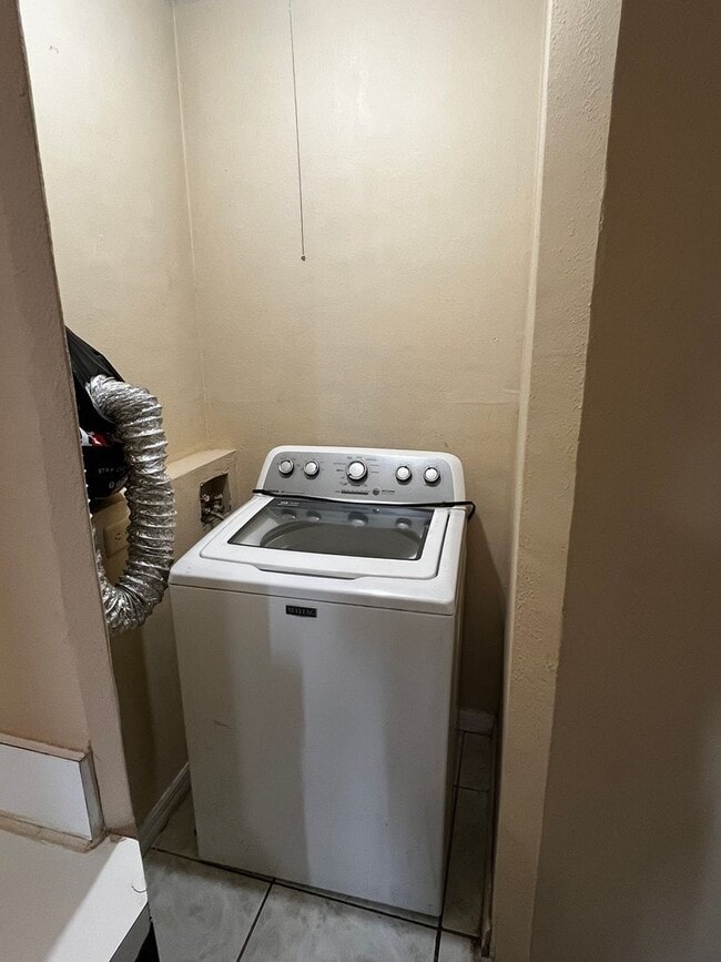 Building Photo - COMING SOON - 2 Bed 1 Bath Condo