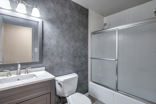 Building Photo - 1049 W Ogden Ave