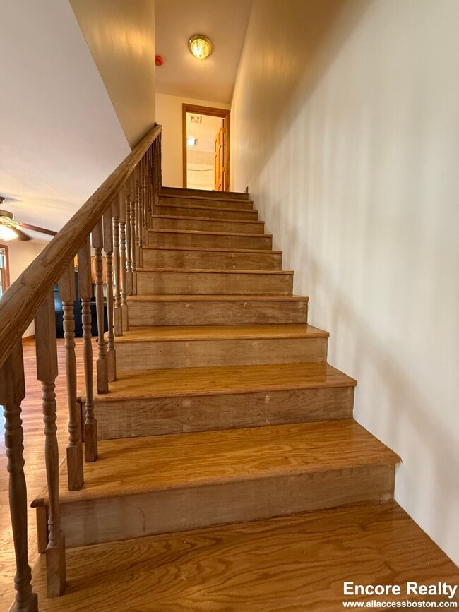 Building Photo - 24 Gardner St