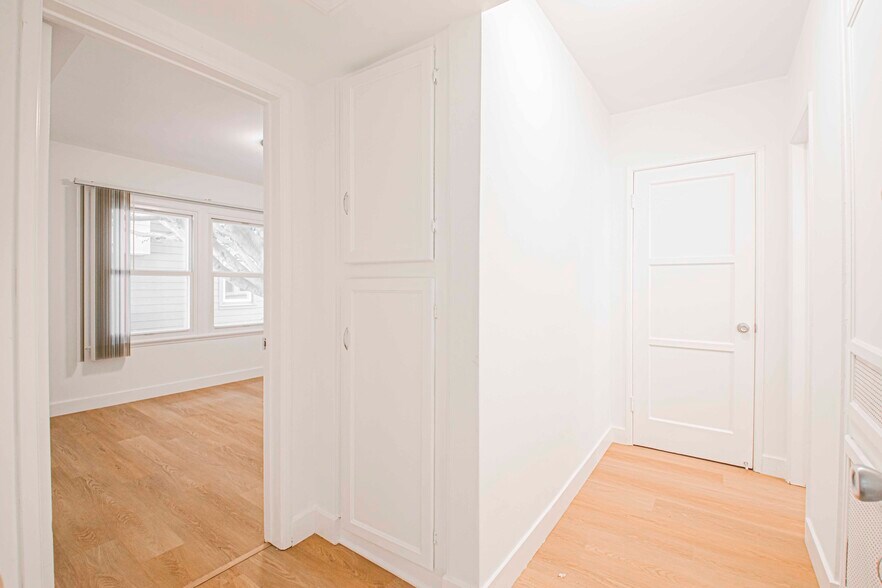 Building Photo - 5844 W 88th St