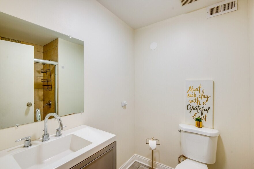 Building Photo - 8138 S Kedzie Ave