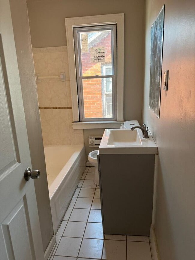 Building Photo - Cozy 2-bedroom, 1-bathroom apartment