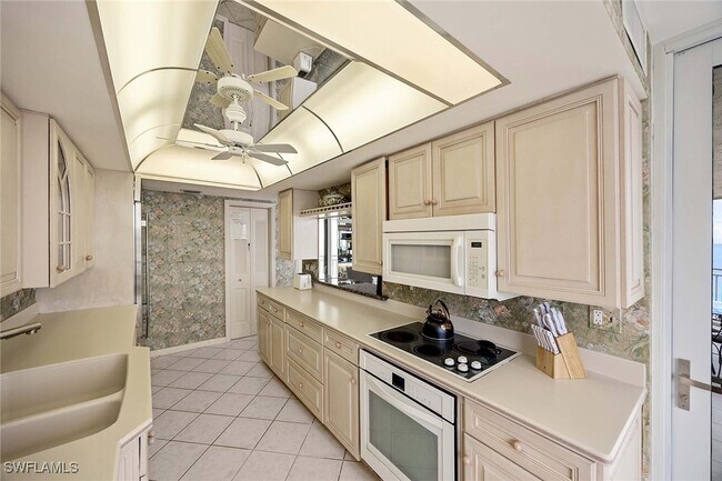 Building Photo - 520 S Collier Blvd