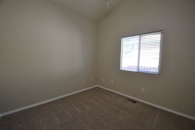 Building Photo - 5 Bed 3 Bath Ranch with Finished Basement