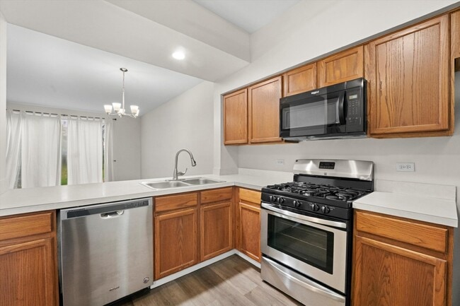 Building Photo - 2-Bedroom Townhouse in Waukegan - Gurnee School District