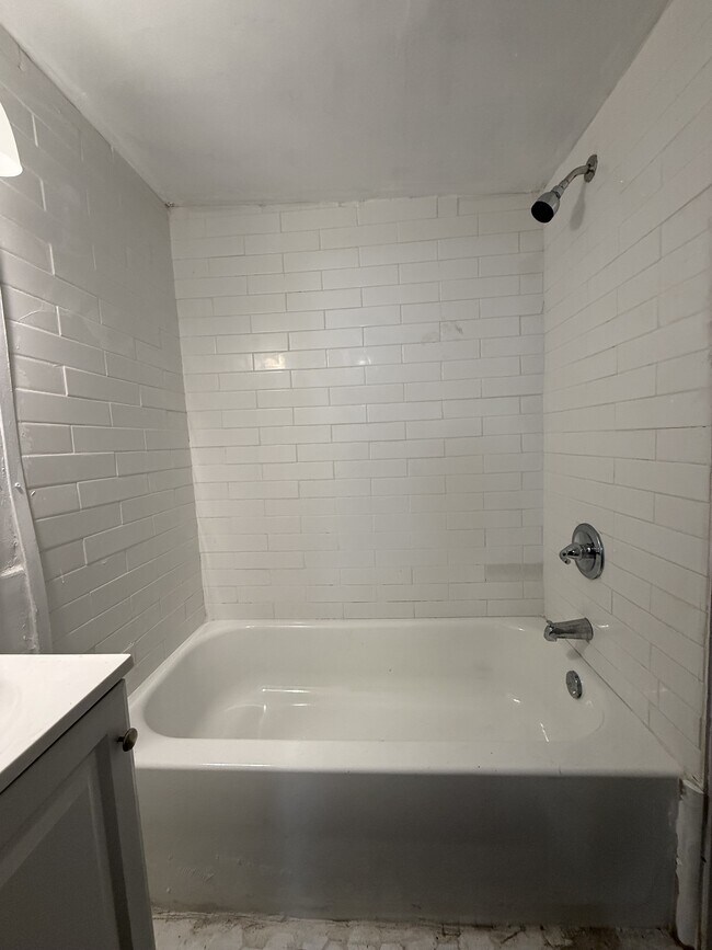 Building Photo - 1028 Bridge St