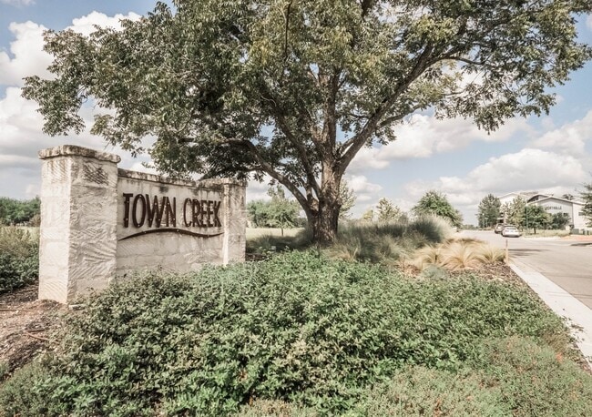 Building Photo - 2/2/1 Condo in Town Creek / Walk to Dos Rios / Community Pool/Fridge, Washer & Dryer Included / B...