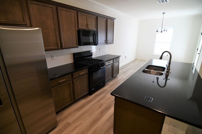 Building Photo - Trendy, 3 bedroom, 2 bath home in coveted Kenilworth Crossing Community near LSU