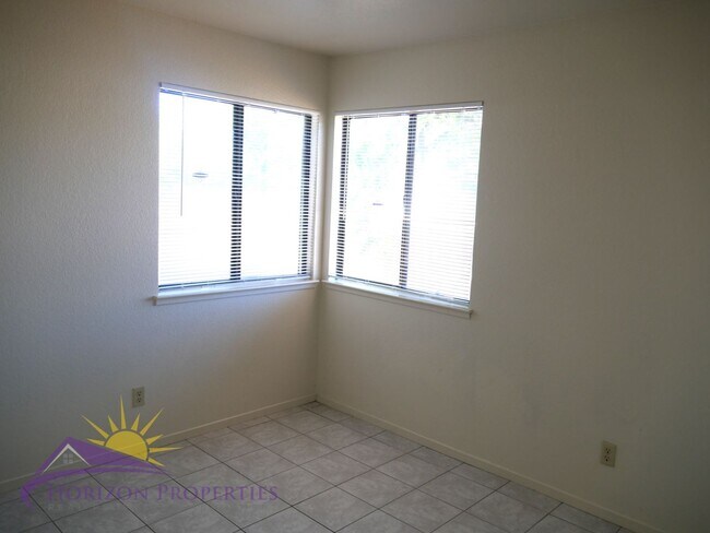 Building Photo - Bright 3 Bed 2 Bath 1,477 Sq. Ft. Sacramen...