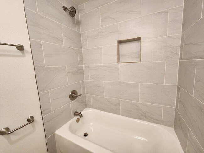Building Photo - 14219 NE 64th Ct