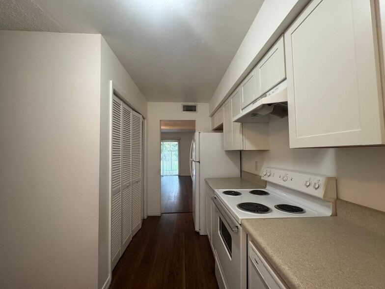 Building Photo - 221 S Cypress Way