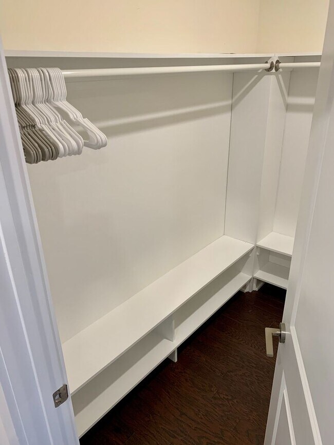 Building Photo - Stunning 2-Bed Condo with Private Roof Deck in Norris Square! Available mid-July!