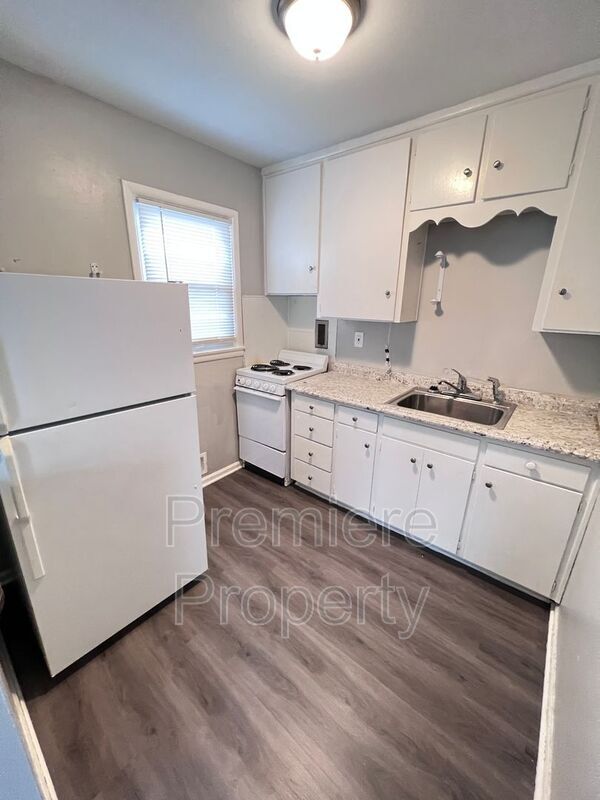 Building Photo - 833 E 21st Ave