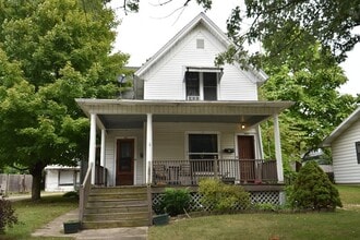Building Photo - Beautiful 3 Bedroom Lower Unit Apartment i...