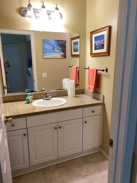 second bathroom - 3508 Paseo De Los Americanos