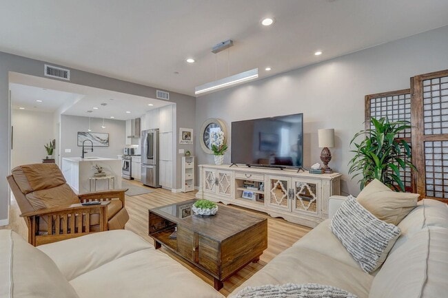 Building Photo - Available Modern Long Term Unfurnished hom...