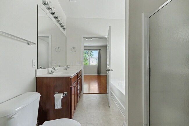 Building Photo - 247 Clayburne Dr