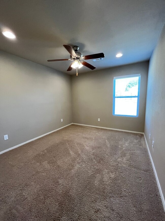 Building Photo - 3 Bed / 2 Bath off of Airport Road