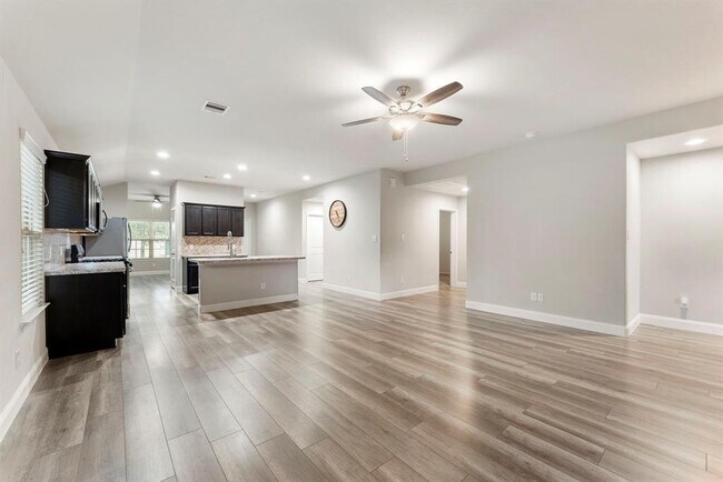 Building Photo - 14077 Lake Cres Dr