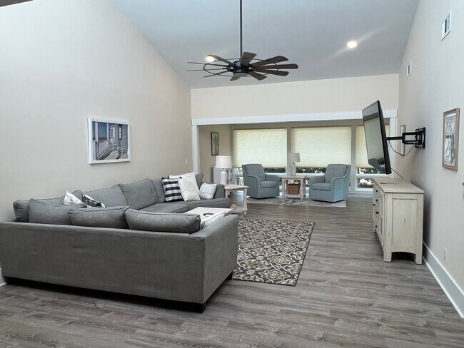 Building Photo - Briarwood Villa - One Level, Golf View