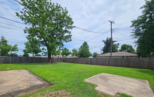 Building Photo - (3) Bed/(1.5) Bath in Core Norman Avail NOW!