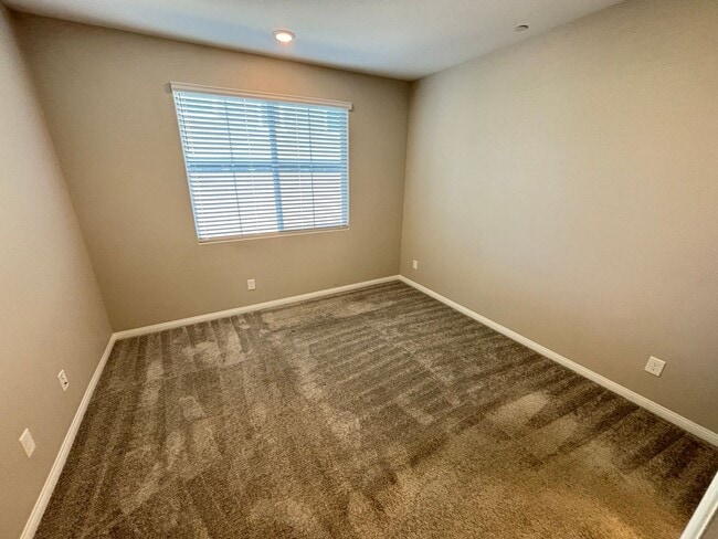 Building Photo - Beautifully Upgraded Single-Story 2BED/2BA...