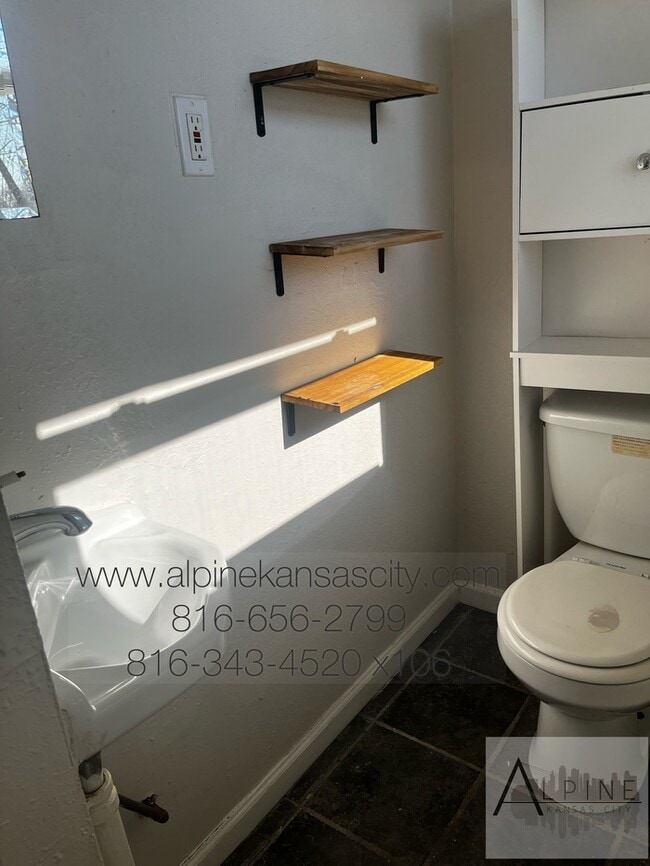 Building Photo - Spacious Vineyard Ranch, Fenced, Deck!