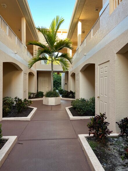 entrance - 1096 Woodshire Ln