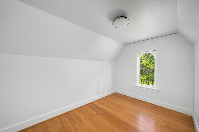 Building Photo - Amazing Nob-Hill Estate with impeccable fi...