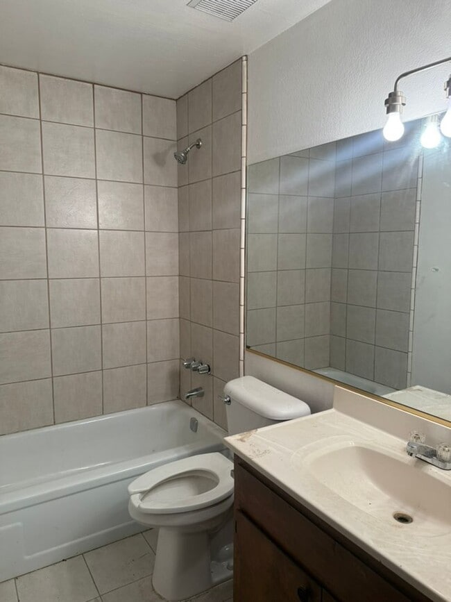Building Photo - 3-bedroom, 2-bathroom home in great neighb...