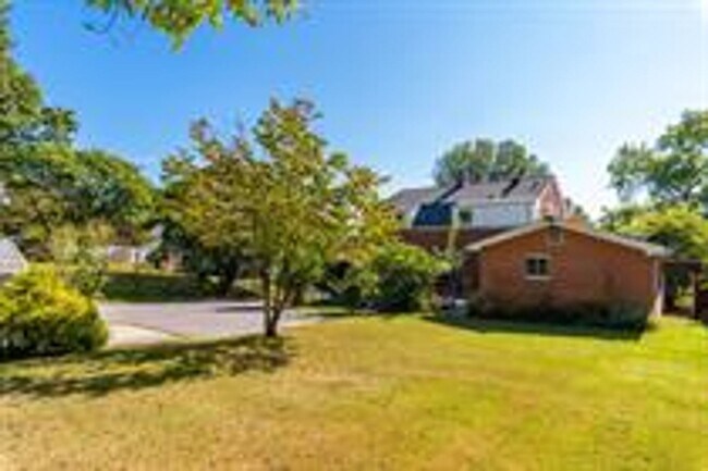Building Photo - Beautiful Brick Home In A Desirable Location