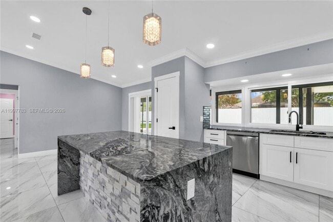 Building Photo - 702 NW Orchid St