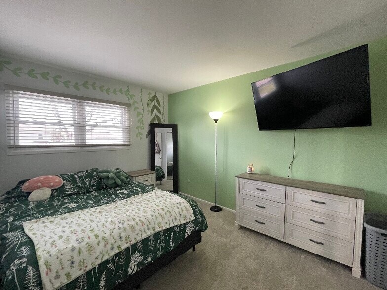 Building Photo - 9469 N Parkwood Dr