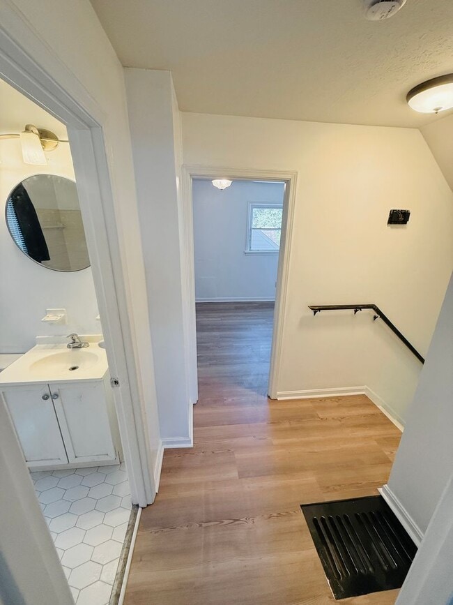 Building Photo - Beautiful 3-4 Bedroom 2 Bathroom Home