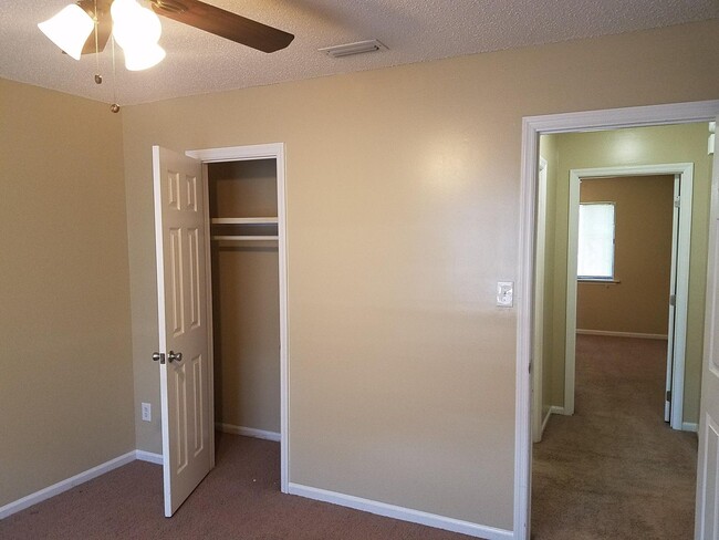 Building Photo - Cute 2BD/1BA condo. Close to shopping cent...