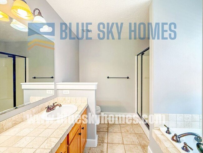 Building Photo - 5930 N Silver Maple Ave