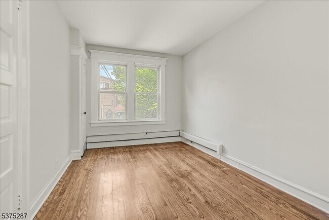 Building Photo - 132 Roseland Ave