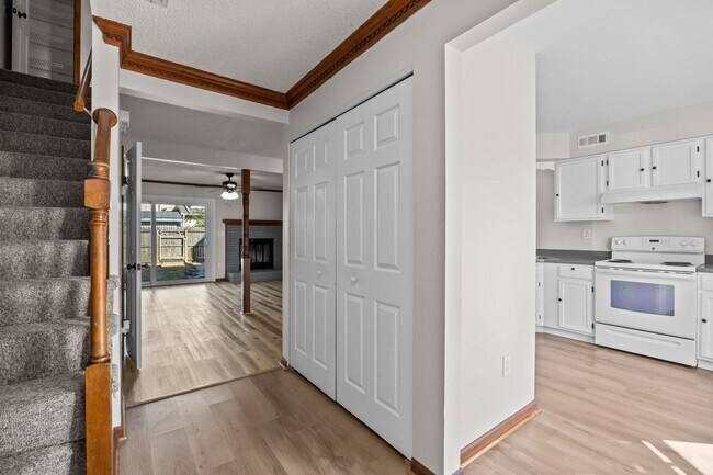 Building Photo - Charming 2 Bed, 2.5 Bath Townhouse for Rent in Virginia Beach!