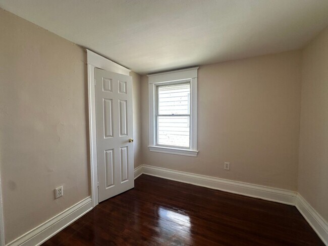 Building Photo - SINGLE FAMIKY FOR RENT IN MAPLEWOOD LOCATION !