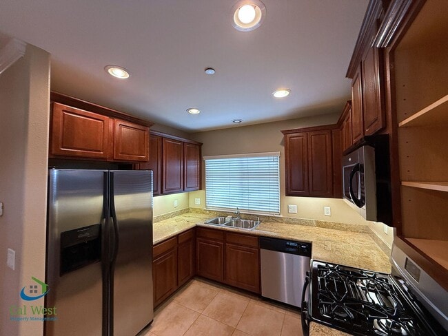 Building Photo - $3195 - Tri-level Town modern townhome in ...