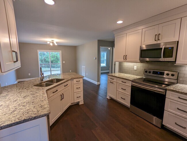 Building Photo - Columbia Great Family Home - Available July 6