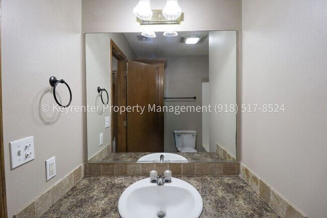 Building Photo - 1307 N Willow Dr