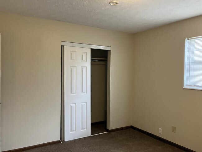 Building Photo - 2122 W Possum Rd