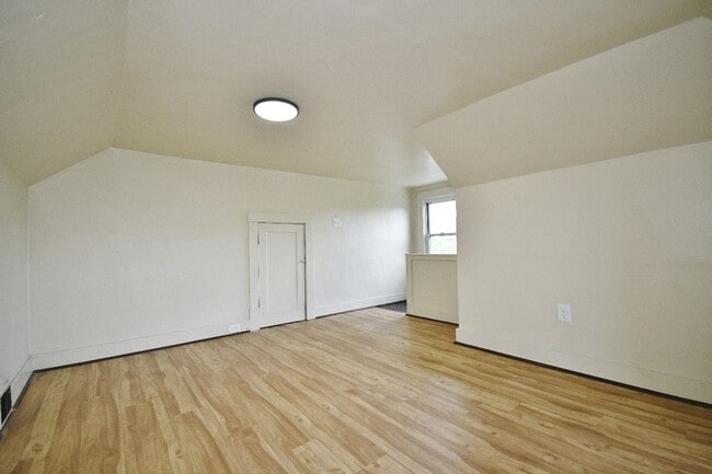 Building Photo - Charming 3-bedroom, 1-bathroom house locat...