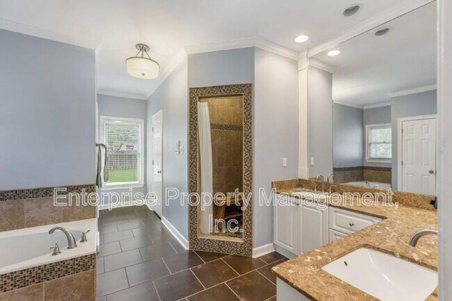 Building Photo - 10290 Shrewsbury Run W