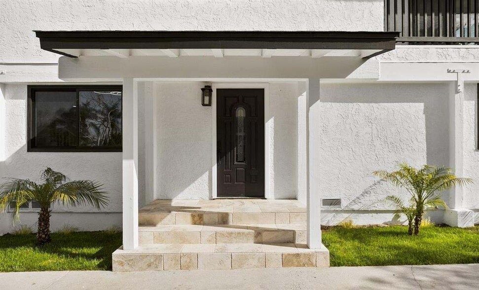 Primary Photo - 2537 Davis Ave