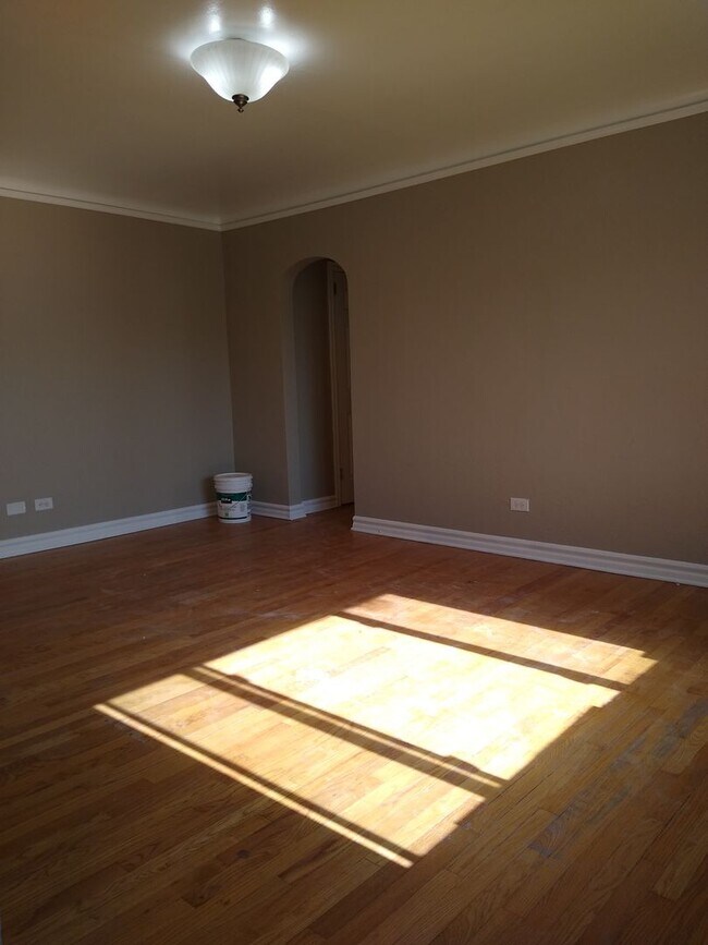 Building Photo - Charming Large 1 Bedroom in the Heart of the City