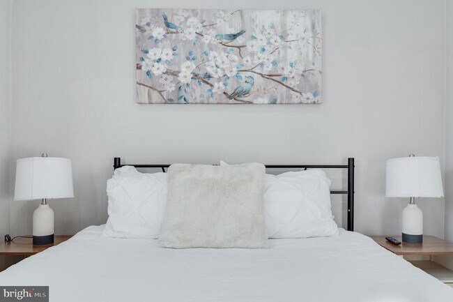 Building Photo - 1255 Raum St NE