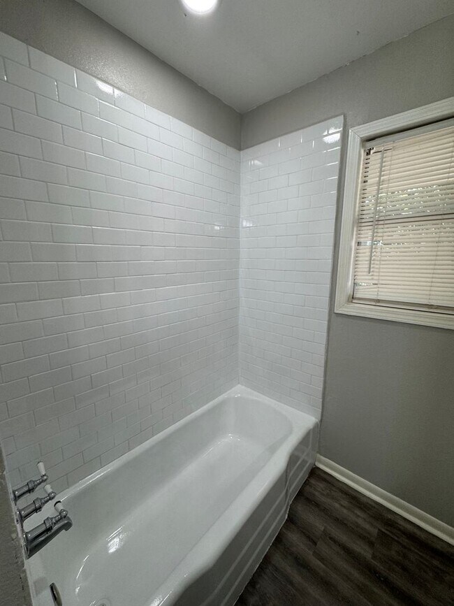 Building Photo - Updated 2 bedroom